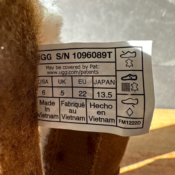 Toddler easy on uggs size 6. - Picture 2 of 3